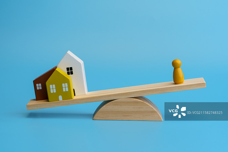 房地产行业住房供需平衡示意图微缩创意静物特写图片素材