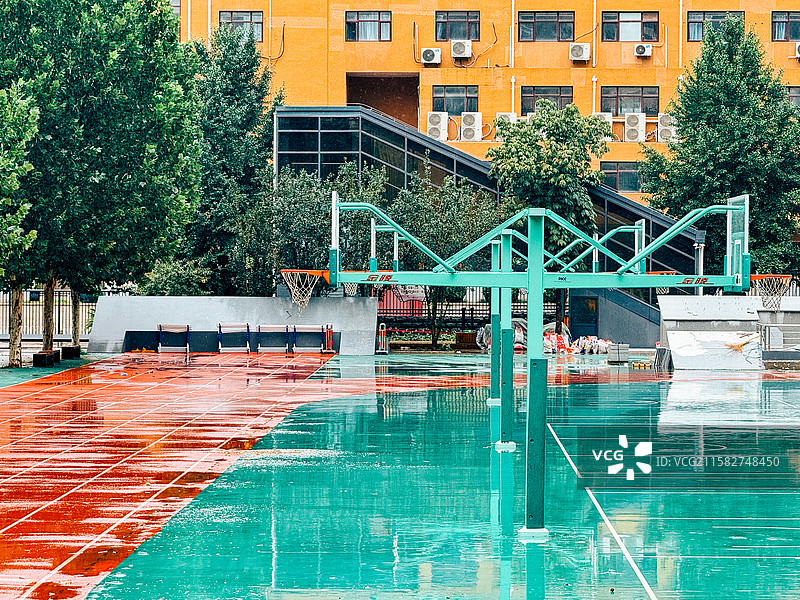 雨后的校园操场图片素材