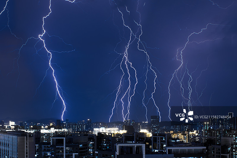 夏季城市上空的闪电图片素材