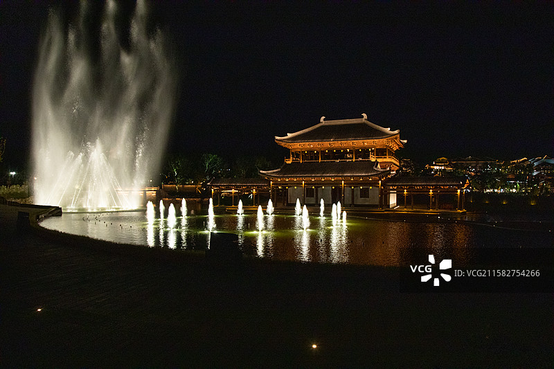 宜兴窑湖小镇美丽夜景音乐喷泉与古建筑图片素材