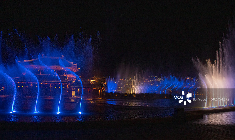 宜兴窑湖小镇美丽夜景音乐喷泉与古建筑图片素材
