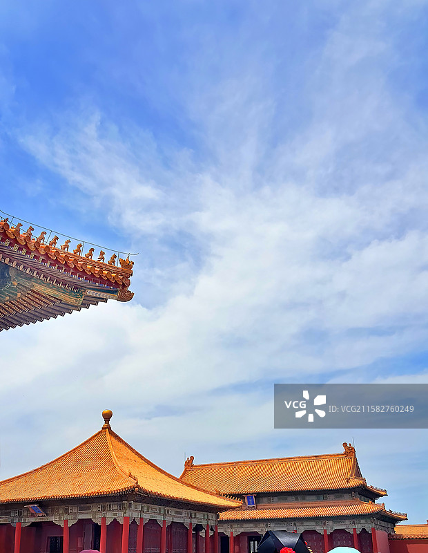 故宫太和殿庑殿顶的飞檐走兽与额枋和玺彩画与中和殿保和殿图片素材