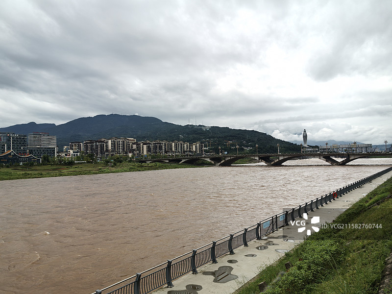 川藏线骑行第二天，在雅安避雨修整一天图片素材