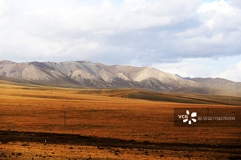 独库公路南段自然景观与人文，穿越天山南北海拔超3000米，山脚绿草如茵图片素材