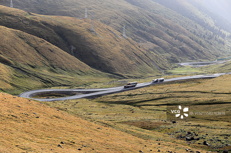 独库公路南段自然景观与人文，穿越天山南北海拔超3000米，山脚绿草如茵图片素材