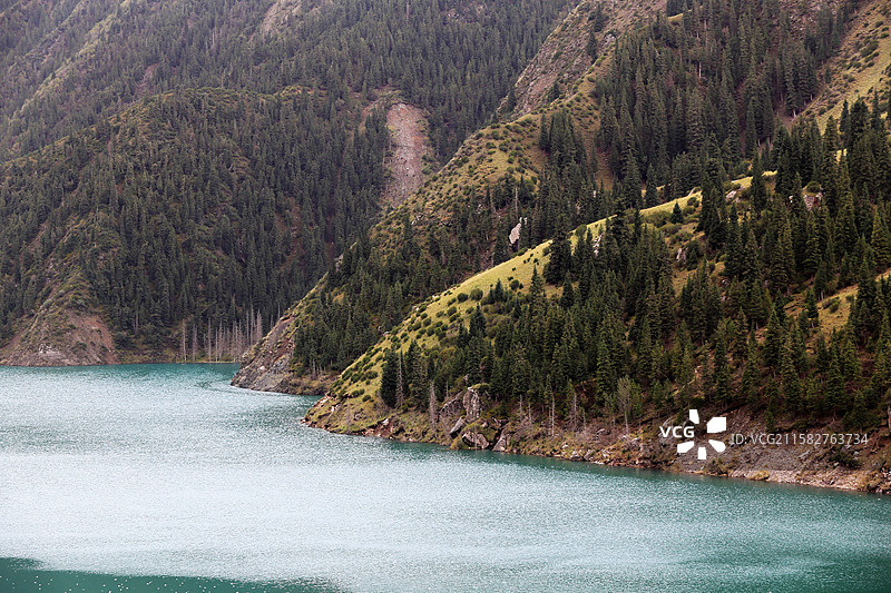 独库公路南段的高原山路和湖泊，天山南北海拔超3000米，雪山脚下大小龙池高山湖泊图片素材