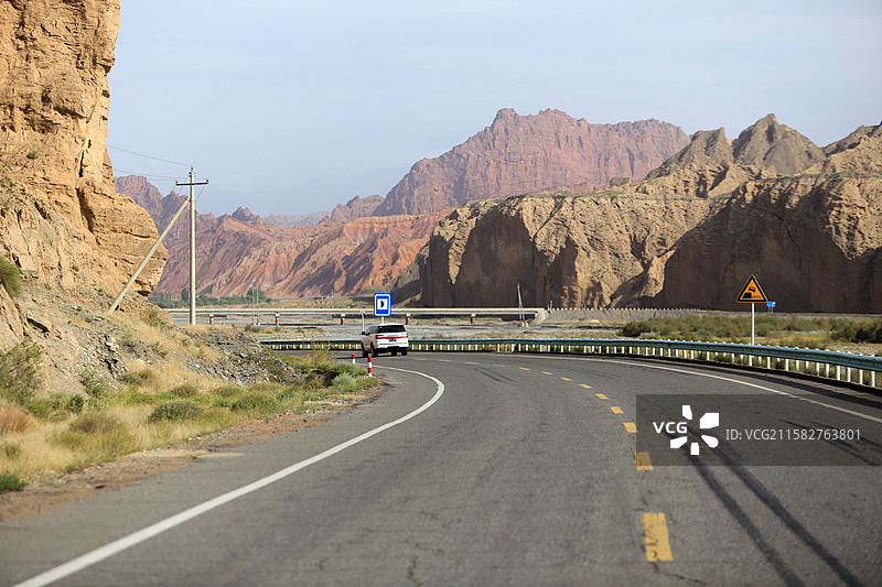 独库公路南段的高原山路和湖泊，天山南北海拔超3000米，雪山脚下大小龙池高山湖泊图片素材