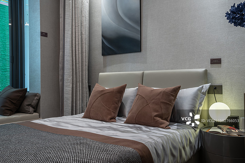 棕灰色调卧室与简洁床头灯设计图片素材