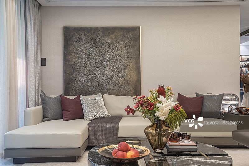 米色客厅与挂画沙发区温馨陈设图片素材