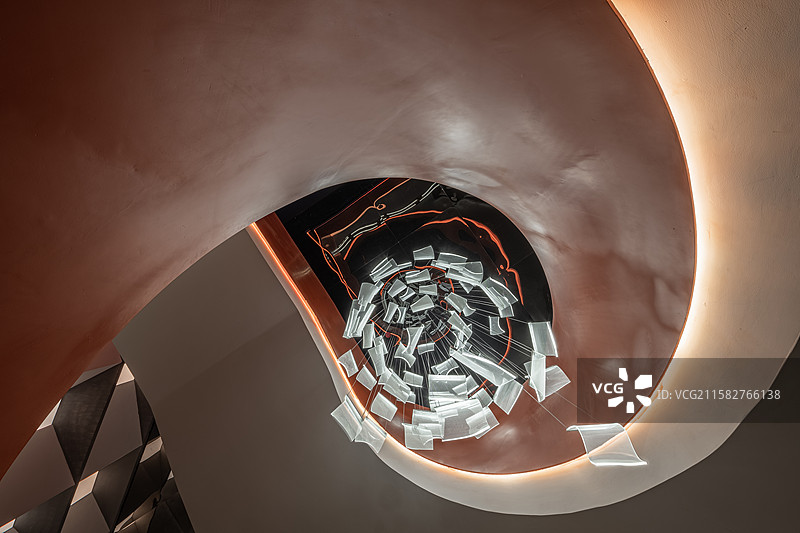 螺旋楼梯俯拍视角下的光影设计图片素材