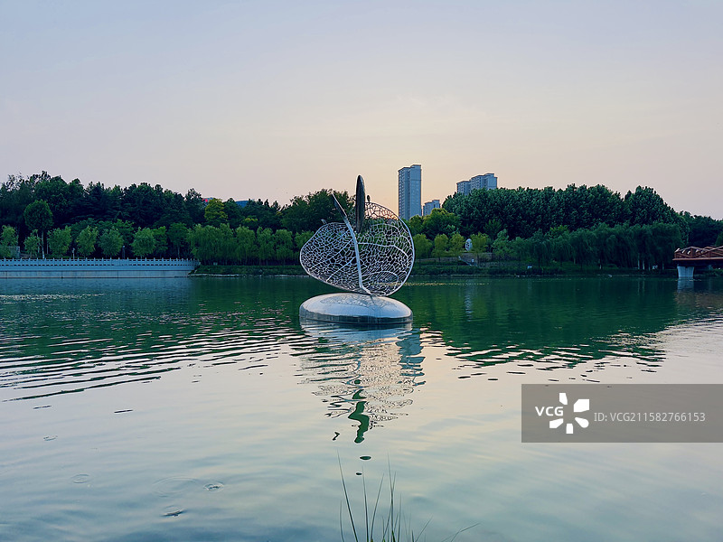 湖上的雕塑图片素材