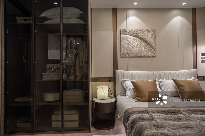 深色衣柜与金属床脚卧室的静谧氛围图片素材