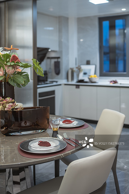 厨房与圆形餐桌搭配的用餐区设计展示图片素材
