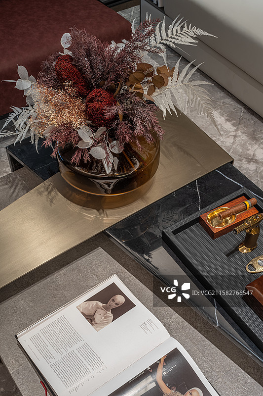 干花与书本托盘组合的客厅茶几细节图片素材