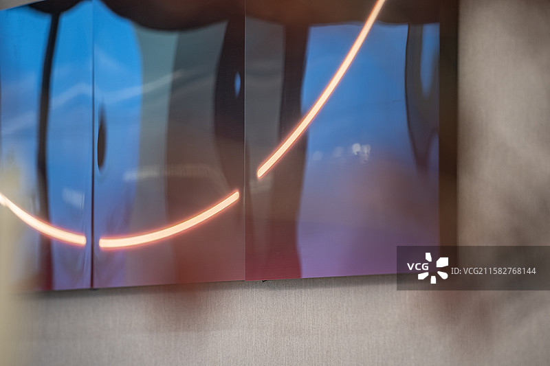 客厅挂画细节展示与灯光反射图片素材