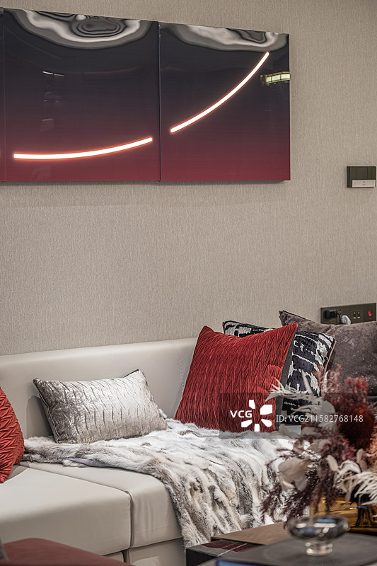 客厅沙发搭配红灰抱枕与挂画图片素材