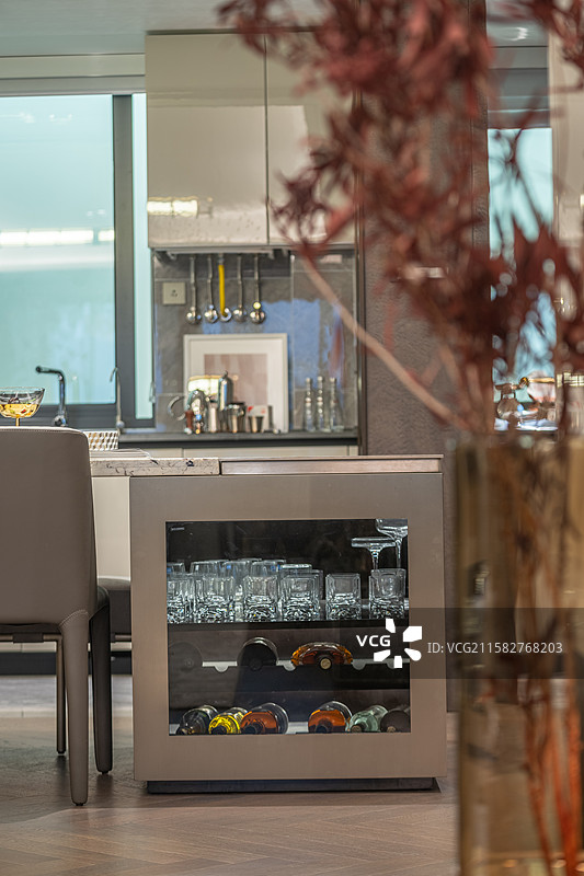 吧台酒柜与装饰花艺组合展示图片素材