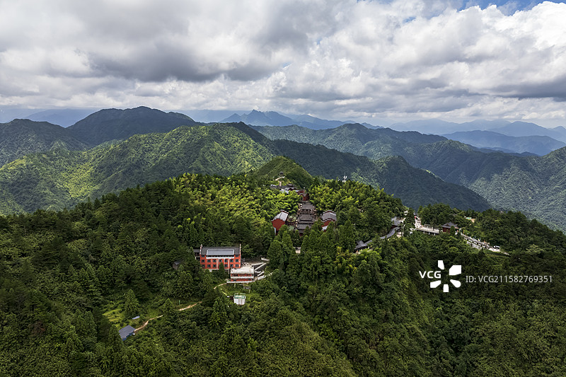 大暑时节航拍江西上饶“中华灵宝第一山”葛仙山图片素材