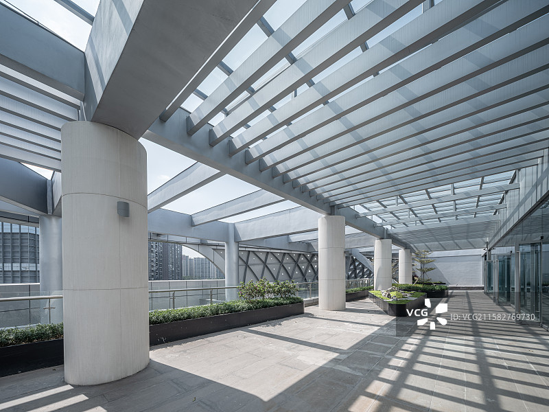 带遮阳格栅的宽阔露台通道图片素材