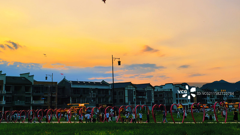 橙霞漫染的社区晚韵：生活的调色盘图片素材