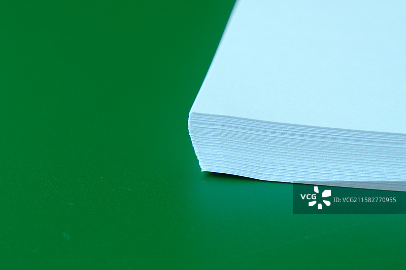 绿色背景下他一打白纸。一摞纸。设计素材元素图片素材