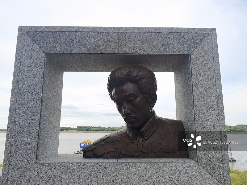 佳木斯市沿江公园赵尚志雕像图片素材
