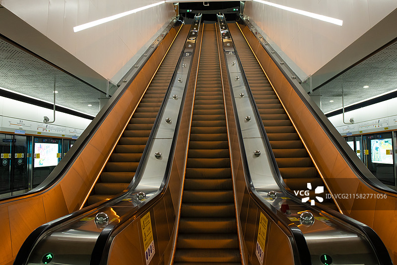 地铁站内的自动扶梯图片素材