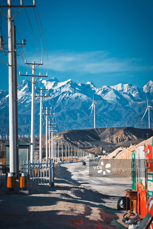 新疆盐湖风力发电雪山冬天图片素材