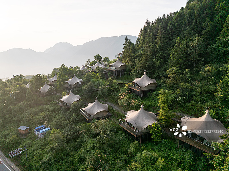 山上的帐篷酒店图片素材