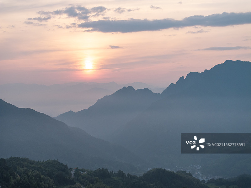 山区日出太阳图片素材