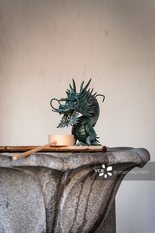 日本寺庙净手池龙形雕塑出水口图片素材