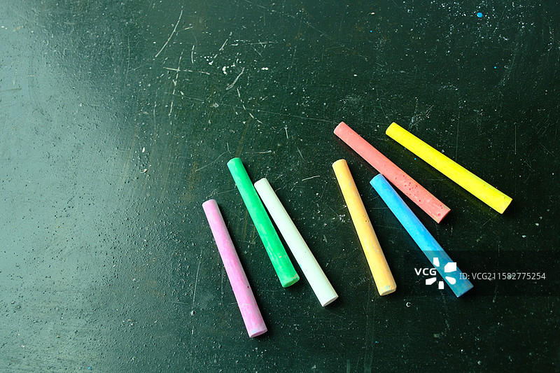 白色黑色背景下的彩色粉笔白粉笔。留白设计素材教育图片素材