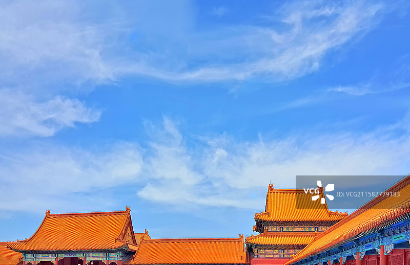 北京故宫太和门广场一侧的昭德门与崇楼与廊庑图片素材