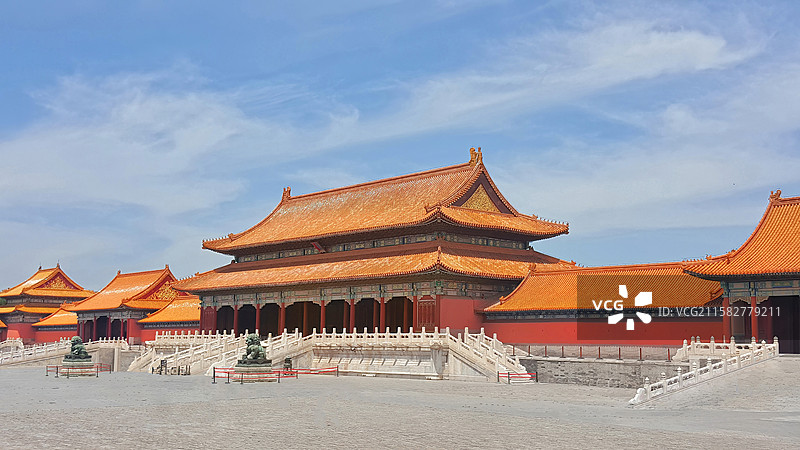 蓝天白云下北京故宫里的贞度门与太和门与昭德门图片素材