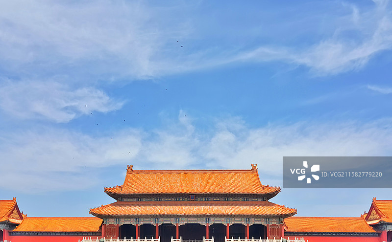 蓝天白云下北京故宫里的贞度门与太和门与昭德门图片素材