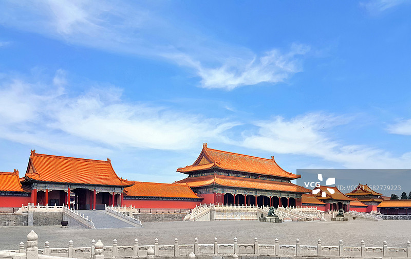 蓝天白云下北京故宫里的贞度门与太和门与昭德门图片素材