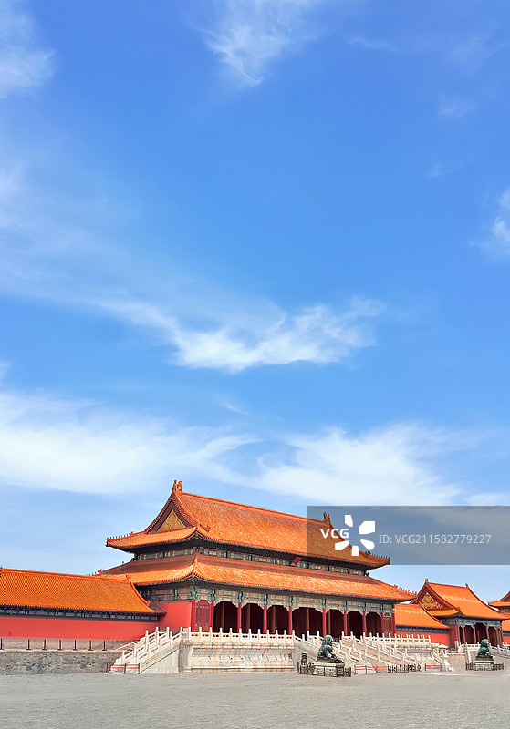 蓝天白云下北京故宫里的太和门与昭德门图片素材