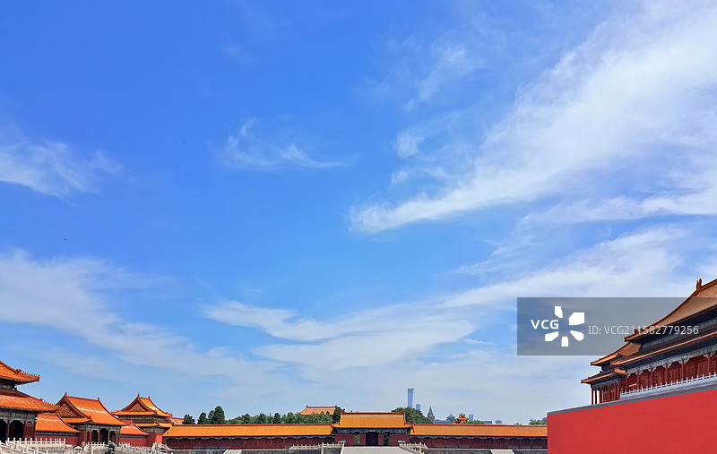 蓝天白云下的北京故宫午门与廊庑与协和门与崇楼与昭德门图片素材