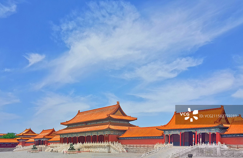 蓝天白云下北京故宫里的贞度门与太和门与昭德门图片素材