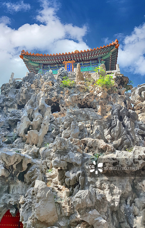 北京故宫御花园里的堆秀山与御景亭图片素材