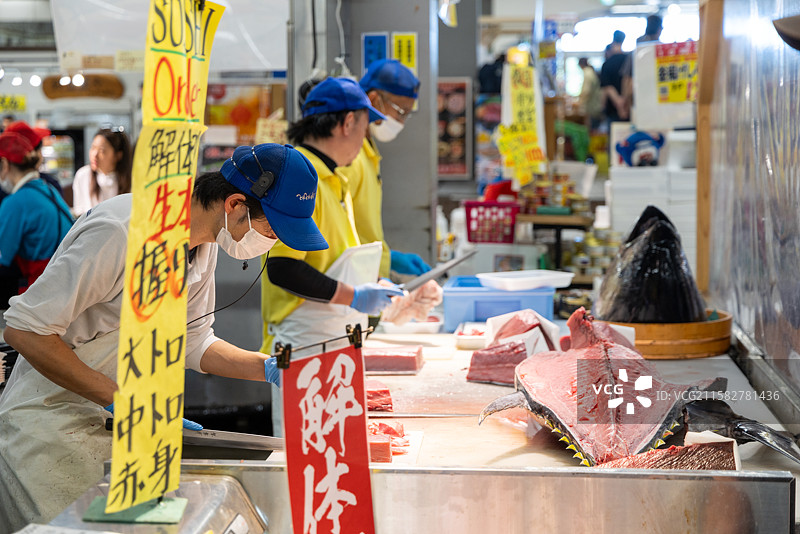 日本海产市场金枪鱼三文鱼刺身图片素材