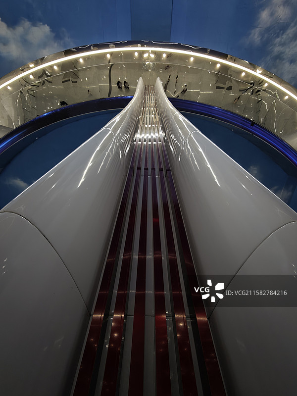 《柱顶天光》广州地铁站高柱，中间线条劲挺，两旁白域拥顶，顶端弯月蓝影深邃，如雄峰拔地凌空生辉撼人心魄图片素材