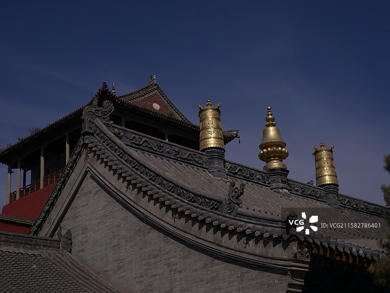 五台山五爷庙，位于台怀镇中心，始建于明代，是座香火极旺的黄庙，殿内供奉广济龙王菩萨，传说有求必应，深图片素材