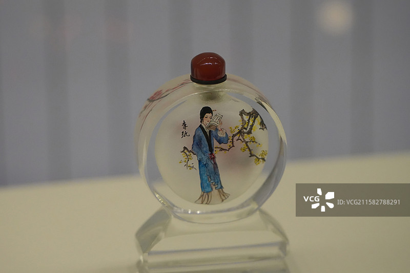 淄博国家级非遗鲁派内画鼻烟壶红楼梦人物题材作品图片素材