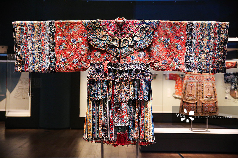 博物馆馆藏展品古代文物清代刺绣衣服图片素材