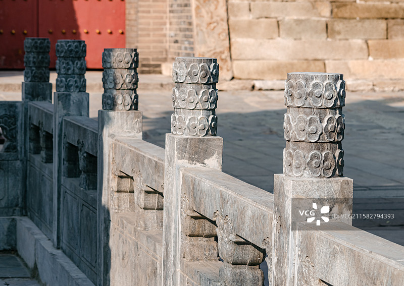 中国建筑材料拍摄主题，公园花坛步行道路的大理石栏杆前景聚焦，户外白昼无人图像摄影图片素材