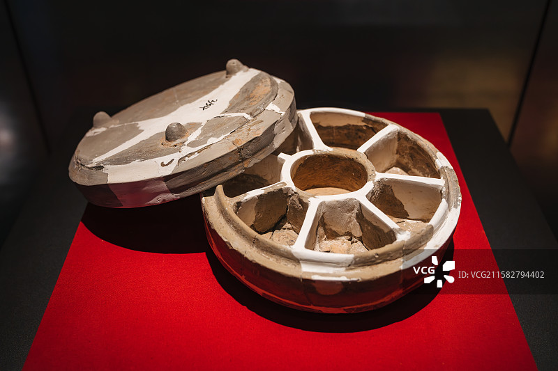 2009-2010年高陵出土，曹操高陵遗址博物馆藏——陶圆形多子槅，东汉（公元25-220年）图片素材