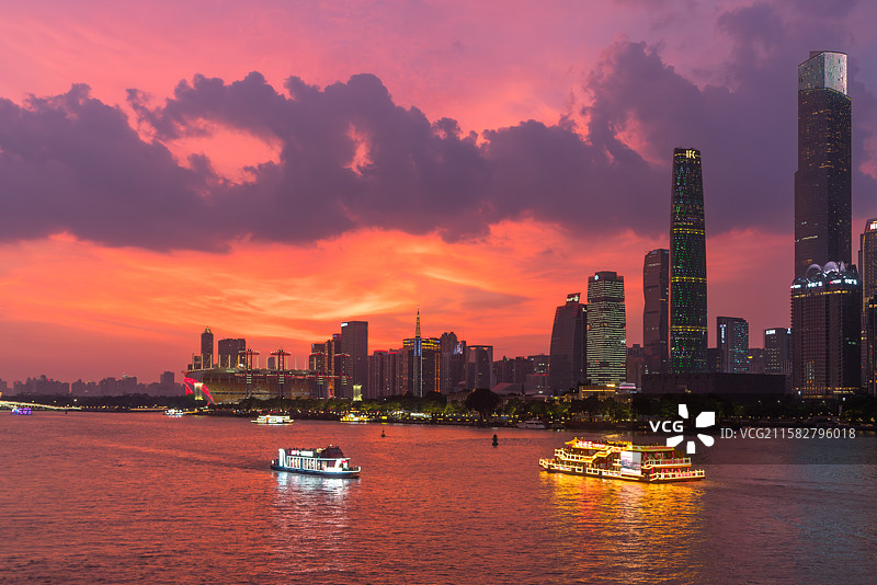 晚霞下的广州珠江夜游游船图片素材