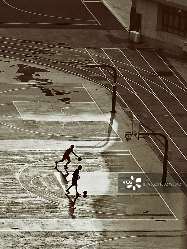 暮色中打球图片素材