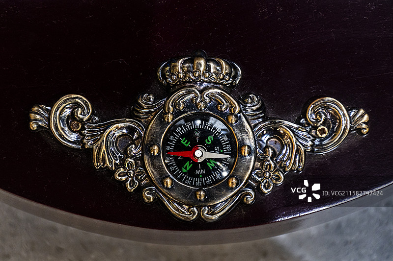 深色背景上的航海罗盘特写镜头图片素材